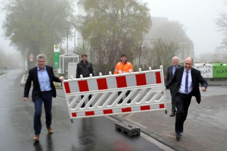 Nach zehn Monaten Bauzeit werden die Barken in Dörenhagen nicht mehr gebraucht – vorne: Bürgermeister Uwe Gockel und Landrat Christoph Rüther; hinten (v.l.): Dieter Hegers (Ingenieurbüro Hegers), Marco Löseke (GfV - Gesellschaft für Verkehrswegebau mbH) und Heinz Rebbe (Ortsvorsteher Borchen-Dörenhagen). zu sehen sind Bürgermeister Gockel und Landrat Chrstoph Rüther, die eine Barke wegtragen